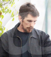 EXKLUSIV - Christian Bale tankt sein Auto auf