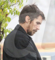 EXKLUSIV - Christian Bale tankt sein Auto auf