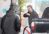 EXKLUSIV - Christian Bale tankt sein Auto auf