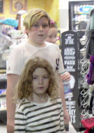 EXKLUSIV - Tori Spelling kauft mit der Familie spät in der Nacht Junk Food ein 