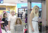 EXKLUSIV - Tori Spelling kauft mit der Familie spät in der Nacht Junk Food ein 