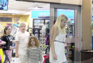 EXKLUSIV - Tori Spelling kauft mit der Familie spät in der Nacht Junk Food ein 