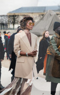 PEOPLE - Paris Fashion Week: Naomi Campbell stylish bei Louis Vuitton