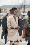 PEOPLE - Paris Fashion Week: Naomi Campbell stylish bei Louis Vuitton