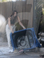 EXKLUSIV - Emily Ratajkowski putzt die Mülltonne