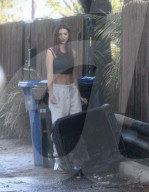 EXKLUSIV - Emily Ratajkowski putzt die Mülltonne