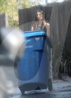 EXKLUSIV - Emily Ratajkowski putzt die Mülltonne