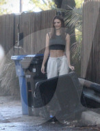 EXKLUSIV - Emily Ratajkowski putzt die Mülltonne