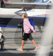 EXKLUSIV - Gwyneth Paltrow landet mit ihren Kindern und Brad Falchuk im Privat Jet in Van Nuys