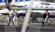 EXKLUSIV - Gwyneth Paltrow landet mit ihren Kindern und Brad Falchuk im Privat Jet in Van Nuys