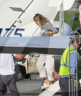 EXKLUSIV - Gwyneth Paltrow landet mit ihren Kindern und Brad Falchuk im Privat Jet in Van Nuys