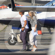 EXKLUSIV - Gwyneth Paltrow landet mit ihren Kindern und Brad Falchuk im Privat Jet in Van Nuys
