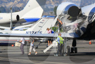 EXKLUSIV - Gwyneth Paltrow landet mit ihren Kindern und Brad Falchuk im Privat Jet in Van Nuys