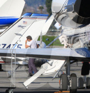 EXKLUSIV - Gwyneth Paltrow landet mit ihren Kindern und Brad Falchuk im Privat Jet in Van Nuys