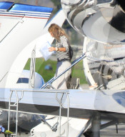 EXKLUSIV - Gwyneth Paltrow landet mit ihren Kindern und Brad Falchuk im Privat Jet in Van Nuys