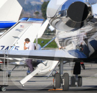 EXKLUSIV - Gwyneth Paltrow landet mit ihren Kindern und Brad Falchuk im Privat Jet in Van Nuys