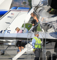 EXKLUSIV - Gwyneth Paltrow landet mit ihren Kindern und Brad Falchuk im Privat Jet in Van Nuys