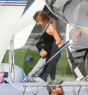 EXKLUSIV - Gwyneth Paltrow landet mit ihren Kindern und Brad Falchuk im Privat Jet in Van Nuys
