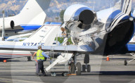 EXKLUSIV - Gwyneth Paltrow landet mit ihren Kindern und Brad Falchuk im Privat Jet in Van Nuys