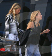 EXKLUSIV - Gwyneth Paltrow landet mit ihren Kindern und Brad Falchuk im Privat Jet in Van Nuys