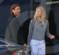 EXKLUSIV - Gwyneth Paltrow landet mit ihren Kindern und Brad Falchuk im Privat Jet in Van Nuys