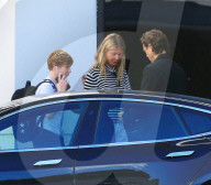 EXKLUSIV - Gwyneth Paltrow landet mit ihren Kindern und Brad Falchuk im Privat Jet in Van Nuys