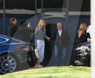 EXKLUSIV - Gwyneth Paltrow landet mit ihren Kindern und Brad Falchuk im Privat Jet in Van Nuys