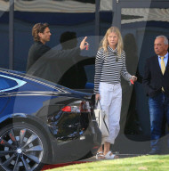 EXKLUSIV - Gwyneth Paltrow landet mit ihren Kindern und Brad Falchuk im Privat Jet in Van Nuys