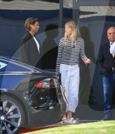 EXKLUSIV - Gwyneth Paltrow landet mit ihren Kindern und Brad Falchuk im Privat Jet in Van Nuys