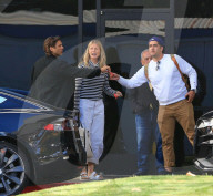 EXKLUSIV - Gwyneth Paltrow landet mit ihren Kindern und Brad Falchuk im Privat Jet in Van Nuys