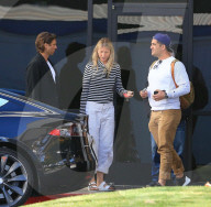 EXKLUSIV - Gwyneth Paltrow landet mit ihren Kindern und Brad Falchuk im Privat Jet in Van Nuys