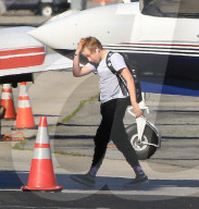 EXKLUSIV - Gwyneth Paltrow landet mit ihren Kindern und Brad Falchuk im Privat Jet in Van Nuys