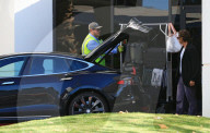 EXKLUSIV - Gwyneth Paltrow landet mit ihren Kindern und Brad Falchuk im Privat Jet in Van Nuys