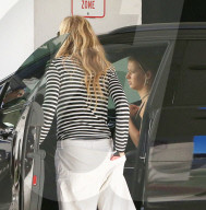 EXKLUSIV - Gwyneth Paltrow landet mit ihren Kindern und Brad Falchuk im Privat Jet in Van Nuys