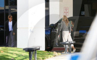 EXKLUSIV - Gwyneth Paltrow landet mit ihren Kindern und Brad Falchuk im Privat Jet in Van Nuys