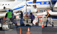 EXKLUSIV - Gwyneth Paltrow landet mit ihren Kindern und Brad Falchuk im Privat Jet in Van Nuys