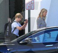 EXKLUSIV - Gwyneth Paltrow landet mit ihren Kindern und Brad Falchuk im Privat Jet in Van Nuys