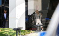 EXKLUSIV - Gwyneth Paltrow landet mit ihren Kindern und Brad Falchuk im Privat Jet in Van Nuys