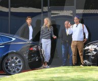 EXKLUSIV - Gwyneth Paltrow landet mit ihren Kindern und Brad Falchuk im Privat Jet in Van Nuys