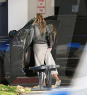 EXKLUSIV - Gwyneth Paltrow landet mit ihren Kindern und Brad Falchuk im Privat Jet in Van Nuys