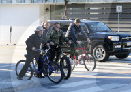 EXKLUSIV - Arnold Schwarzenegger fährt Velo mit kleinen Boxhandschuhen am Gido