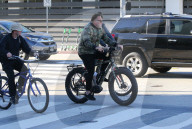 EXKLUSIV - Arnold Schwarzenegger fährt Velo mit kleinen Boxhandschuhen am Gido