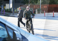 EXKLUSIV - Arnold Schwarzenegger fährt Velo mit kleinen Boxhandschuhen am Gido