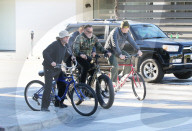 EXKLUSIV - Arnold Schwarzenegger fährt Velo mit kleinen Boxhandschuhen am Gido