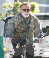 EXKLUSIV - Arnold Schwarzenegger fährt Velo mit kleinen Boxhandschuhen am Gido