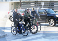 EXKLUSIV - Arnold Schwarzenegger fährt Velo mit kleinen Boxhandschuhen am Gido