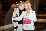 PEOPLE - Paris Haute Couture: Promis bei Schiaparelli