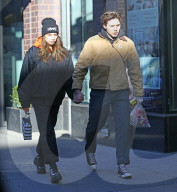 PEOPLE - Brooklyn Beckham mit Hana Cross unterwegs in New York