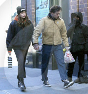 PEOPLE - Brooklyn Beckham mit Hana Cross unterwegs in New York