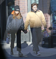 PEOPLE - Brooklyn Beckham mit Hana Cross unterwegs in New York